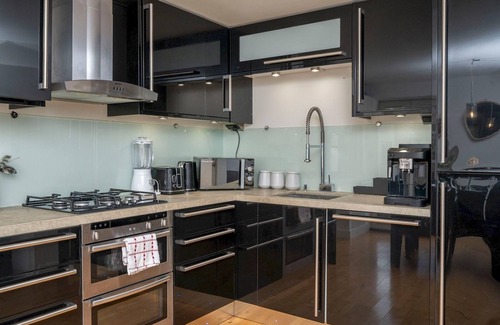 Rotherhithe House | Pass the keys | Waterside house w/Central London links and parking