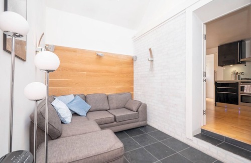 Rotherhithe House | Pass the keys | Waterside house w/Central London links and parking