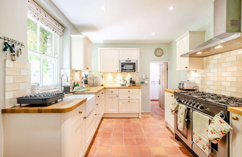 Swanage House | Passiflora Cottage Close to Swanage Beach and Town Sleeps 7