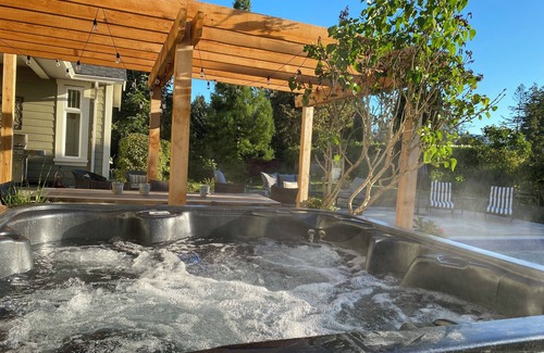 Duncan Apartment | Pastoral, Minutes to town, trails and wineries and a hot tub!