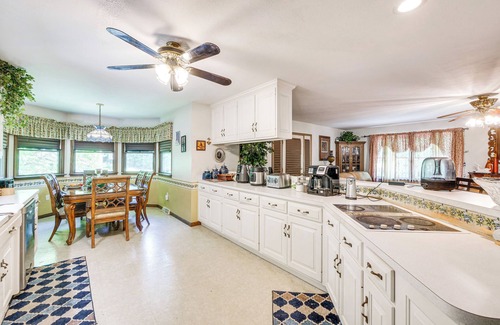 Fresno House | Patio & Nature Views: Fresno Getaway!