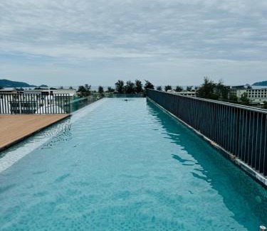 Patong Apartment | Patong rooftop Pool luxury Condo with Bathtub and sofa bed big balcony
