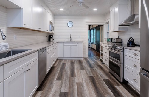 Ottawa Beach House | Pavillion Paradise | 6 Bed, 2 Bath