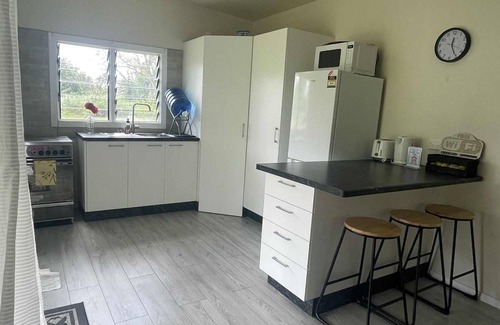 Turangi Tapere Villa | Peaceful 2-bedroom island retreat near beaches, cafés & shops; private & comfy