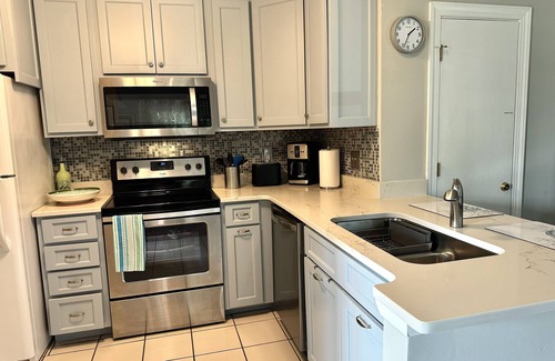 Mount Pleasant House | Peaceful 3 BR Cottage halfway between sandy beaches and historic Charleston