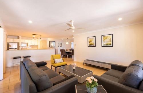 Springfield House | Peaceful 4B2B Sweet Home w Backyard at Springfield