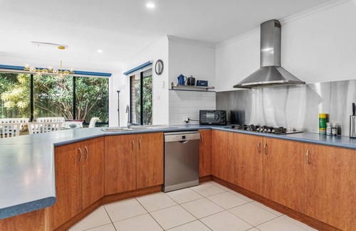 Forest Lake House | Peaceful 4BR Retreat in Leafy Forest Lake Setting