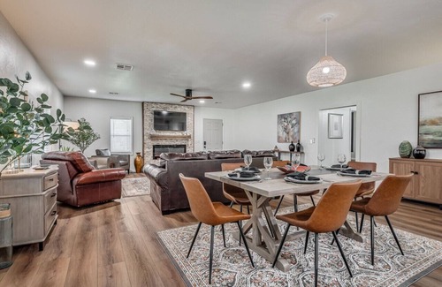 Ada House | Peaceful Acre - Cozy house with beautiful backyard