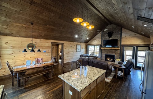 Copperhill Cabin | Peaceful and pristine newly built cabin perfectly located near the Ocoee River