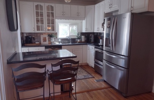 Cheyenne House | Peaceful and Romantic Retreat or Family Gatherings. Walk to Shops & Breweries.