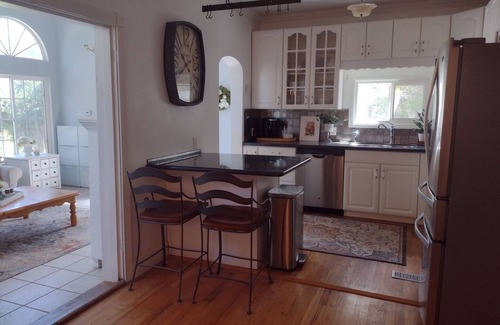 Cheyenne House | Peaceful and Romantic Retreat or Family Gatherings. Walk to Shops & Breweries.
