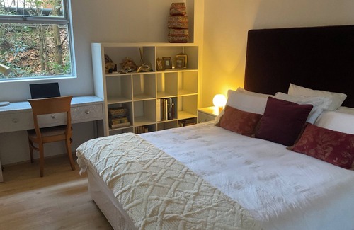 Randwick Apartment | Peaceful Apartment- only a stone’s throw from the beach
