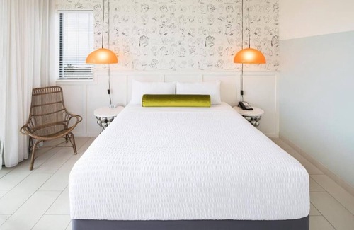 Venice Hotel | Peaceful Balcony Retreat in Venice | Free Breakfast | Rooftop Lounge