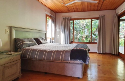 Port Edward House | Peaceful cabin with pool on tropical south coast