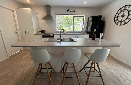Whangarei Heads House | Peaceful Coastal Retreat with Ocean Views & Mountain Backdrop - Home from Home!