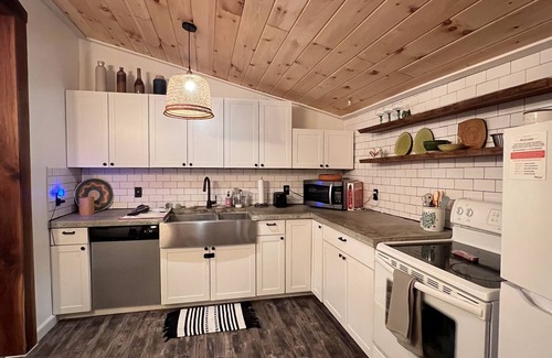 New Franklin Cottage | Peaceful cottage farmhouse with firepit, 5 minutes from reservoir