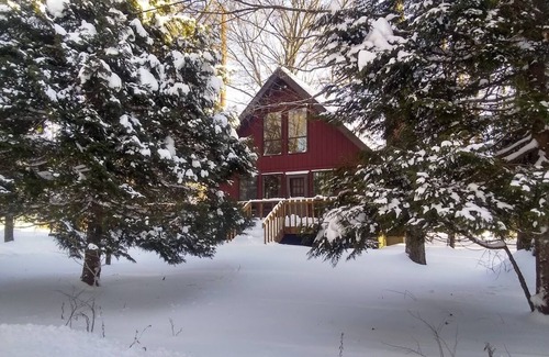 Locust Paradise Ski Chalet | Peaceful escape in Poconos near fun activities