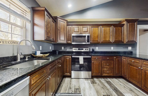 Kodak Cabin | Peaceful family-friendly home with games, fire pit, and great location!