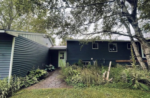 Port Franks Cottage | Peaceful, fun & beautiful oasis, close to beach!