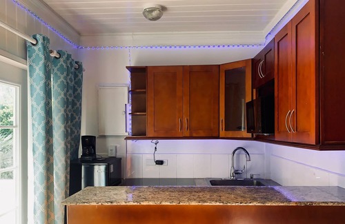 Coral Harbour House | Peaceful Hideaway -10 minutes away from airport, private beach, free Wi-Fi