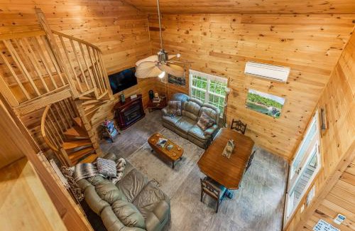Fort Payne House | Peaceful Hideaway Treehouse near Little River Canyon