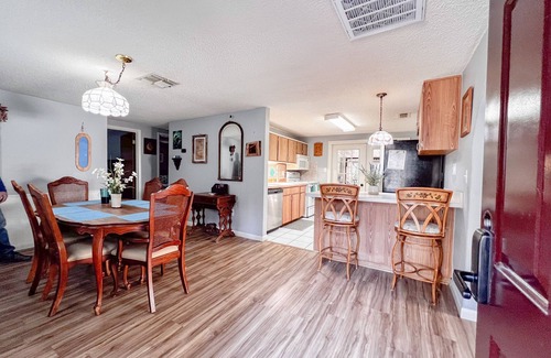 Weeki Wachee Gardens House | Peaceful house right on the spring. Great place to get away from everything.