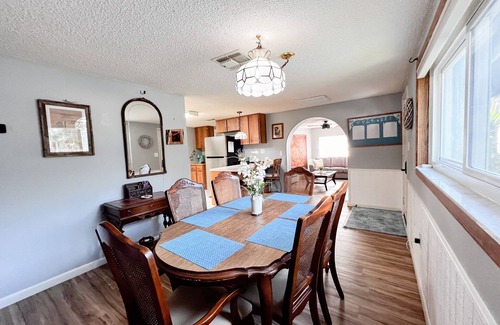 Weeki Wachee Gardens House | Peaceful house right on the spring. Great place to get away from everything.