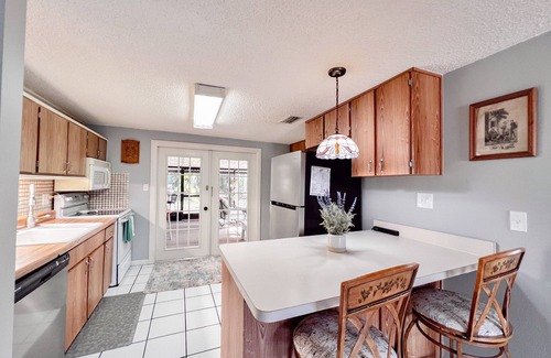 Weeki Wachee Gardens House | Peaceful house right on the spring. Great place to get away from everything.