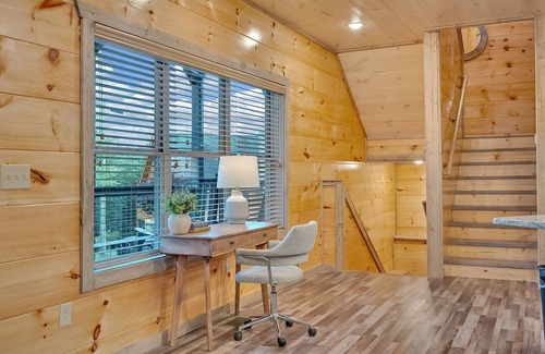 Sevierville Cabin | Peaceful/Indoor-Pool/Wrap-Around-Decks/6BR/Sleeps20