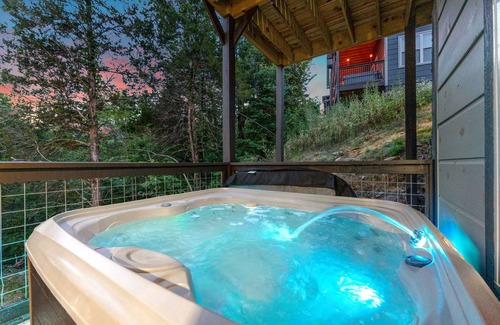 Sevierville Cabin | Peaceful/Indoor-Pool/Wrap-Around-Decks/6BR/Sleeps20