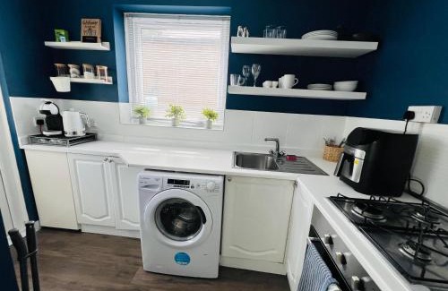 Southampton Apartment | Peaceful location with FREE parking for 2 cars - hosts up to 4- business or leisure stays, inc hot-tub-Netflix-complimentary breakfast
