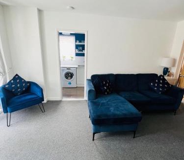 Southampton Apartment | Peaceful location with FREE parking for 2 cars - hosts up to 4- business or leisure stays, inc hot-tub-Netflix-complimentary breakfast