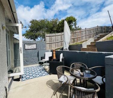 Southampton Apartment | Peaceful location with FREE parking for 2 cars - hosts up to 4- business or leisure stays, inc hot-tub-Netflix-complimentary breakfast