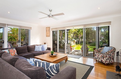 Erowal Bay House | Peaceful Palms - Pet Friendly - 10 Mins to Beach