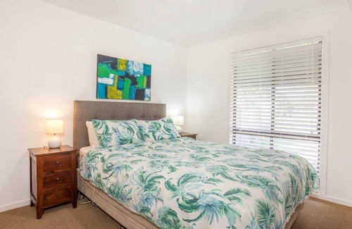 Erowal Bay House | Peaceful Palms - Pet Friendly - 10 Mins to Beach