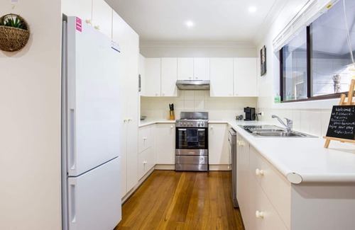 Erowal Bay House | Peaceful Palms - Pet Friendly - 10 Mins to Beach