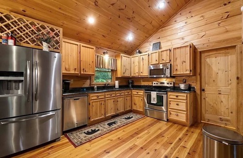 Blue Ridge Cabin | Peaceful & Private w/Mountain Views & Stream Sounds. Hot Tub, Fire Pit.
