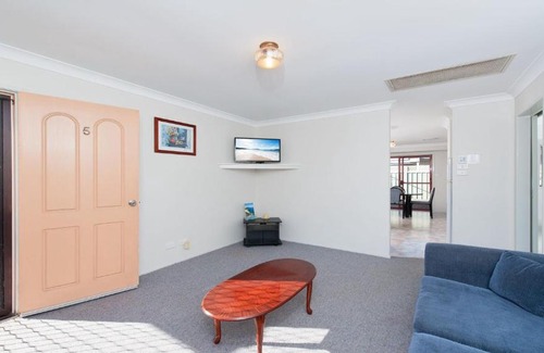 Fingal Bay Villa | Peaceful, Quiet and so close to the beach!