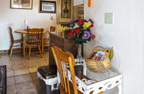 Fellowship House | Peaceful Quiet Charming Rustic Cottage Horse Farm Pet Friendly!