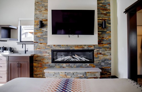 Mammoth Lakes Hotel | Peaceful Room w/Sauna Access, Perfect for Outdoor Lovers & Mammoth Ski Trips