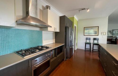 Nudgee Beach Apartment | Peaceful, spacious hideaway