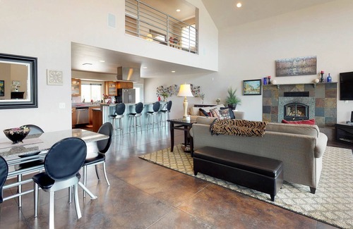 Chelan House | Peaceful & spacious home w/ private pool - location near lake.