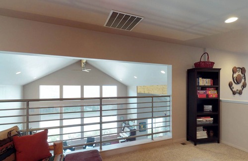 Chelan House | Peaceful & spacious home w/ private pool - location near lake.