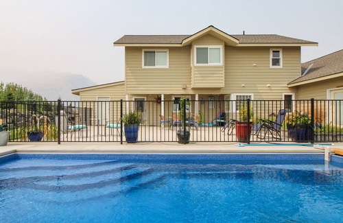 Chelan House | Peaceful & spacious home w/ private pool - location near lake.