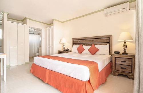 Worthing House | Peaceful Spacious Room w/Living Area | Free Parking Available