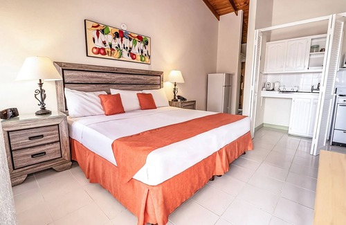 Worthing House | Peaceful Spacious Room w/Living Area | Free Parking Available