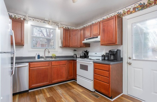 Greensboro House | Peaceful: Steps to UNCG, Close to Coliseum, Koury, Cone, Aquatic Center Downtown
