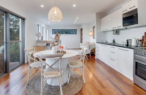 Ninderry Apartment | Peaceful studio with stunning views of the valley and beyond to the coastline.