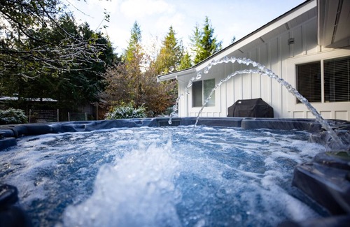 Woodfibre House | Peaceful/stylish 4 bdrm, 2 bath. Hot tub and massage chair, 35 min to Whistler.