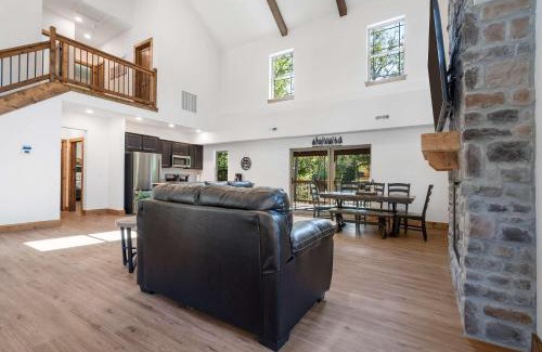 Hollister House | Peaceful Timbers Getaway